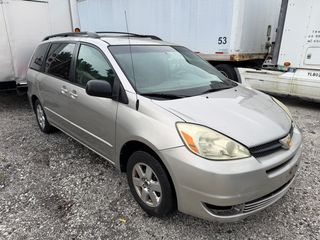 2004 Toyota Sienna LE - Exterior Front Right Corner Image